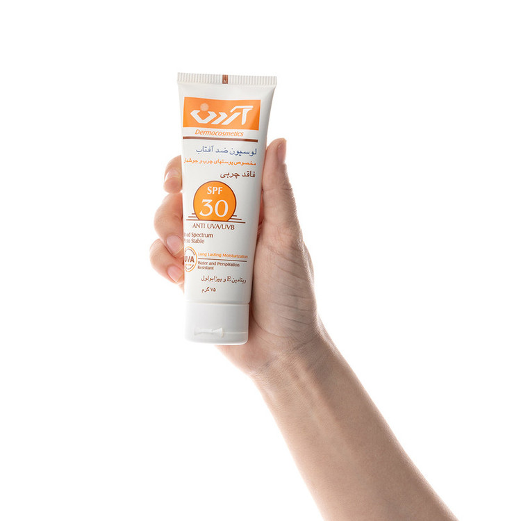 لوسیون ضد آفتاب بیرنگ صورت آردن SPF 30 مدل Vitamin E مناسب برای پوست چرب حجم 70 میلیلیتر