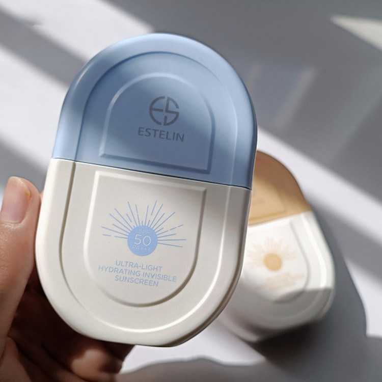 کرم ضد آفتاب بدون رنگ استلین، 50 SPF، مدل ultra light، مناسب انواع پوست و حجم 50 میلیلیتر، محافظت کننده در برابر اشعه UVA و UVB، بسیار سبک، +++ PA، آبرسان، ضد لک، با ماندگاری 2 ساعته