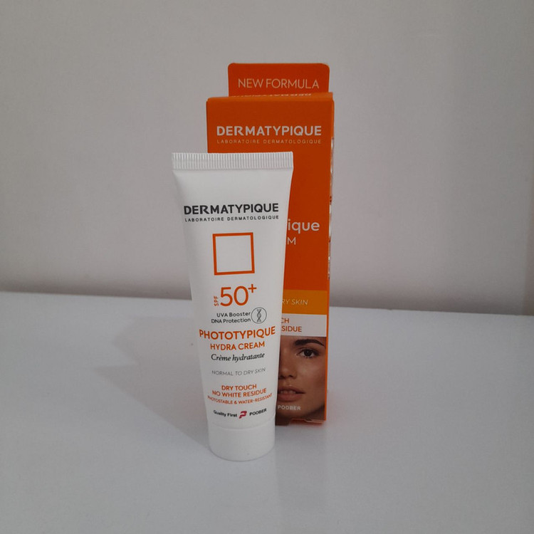 کرم ضدآفتاب بیرنگ دست صورت و بدن درماتیپیک SPF 50 مدل هیدرا محافظ UVA/UVB مناسب برای پوست خشک حجم ۵۰ میلیلیتر