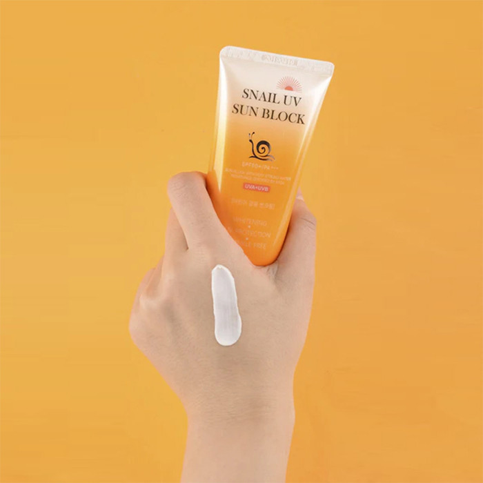 کرم ضد آفتاب بدون رنگ جیگوت SPF 50 مدل حلزون مناسب انواع پوست حجم 50 میلیلیتر