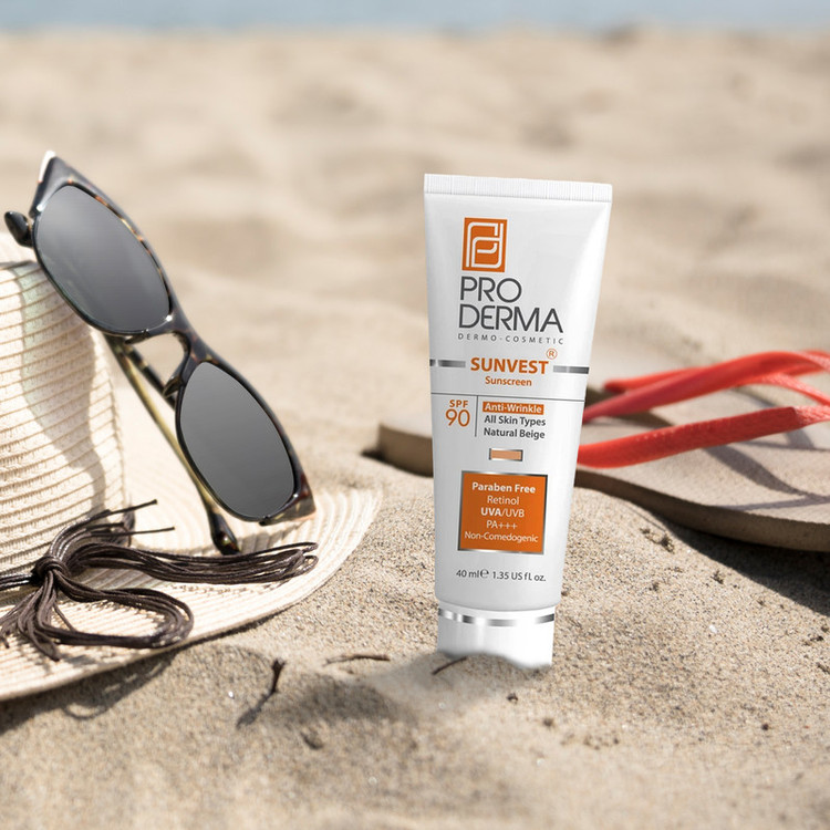 کرم ضد آفتاب رنگی پرودرما، SPF 90، مدل 90 Sunvest، مناسب انواع پوست با تنالیته متوسط و حجم 40 میلی لیتر، ضدآب، فاقد پارابن، محافظتکننده در برابر اشعههای UVA و UVB و غیر کومدونزا، PA+++، ضد چروک، دارای فرمولاسیون ویتامین C، با ماندگاری 2 ساعته