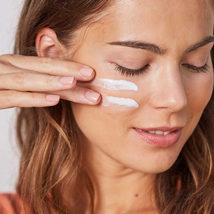 کرم ضدآفتاب بدون رنگ ایزدین SPF50 مدل FOTOULTRA 100 ACTIVE UNIFY مناسب انواع پوست، حجم 50 میلیلیتر