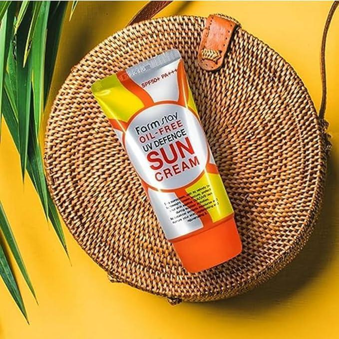 کرم ضد آفتاب بی رنگ فارم استی spf 50 مدل OIL-FREE مناسب پوست های مختلط و چرب حجم 70 میلی لیتر