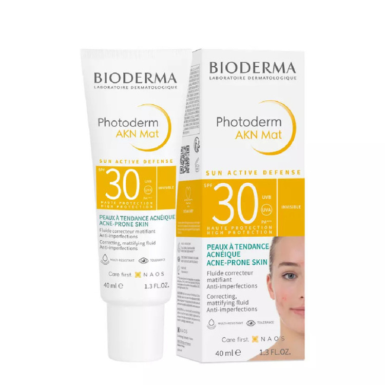 کرم ضد آفتاب بدون رنگ بایودرما SPF 30 مدل Photoderm AKN مناسب پوستهای چرب و مختلط حجم 40 میلیلیتر