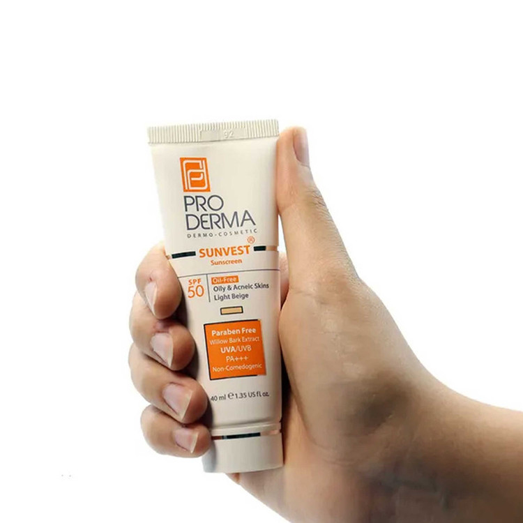 کرم ضدآفتاب رنگی پرودرما SPF50 مدل 01، مناسب پوستهای چرب، حجم 40 میلیلیتر