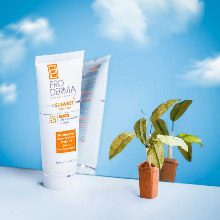 کرم ضدآفتاب رنگی پرودرما SPF50 مدل 01، مناسب پوستهای چرب، حجم 40 میلیلیتر