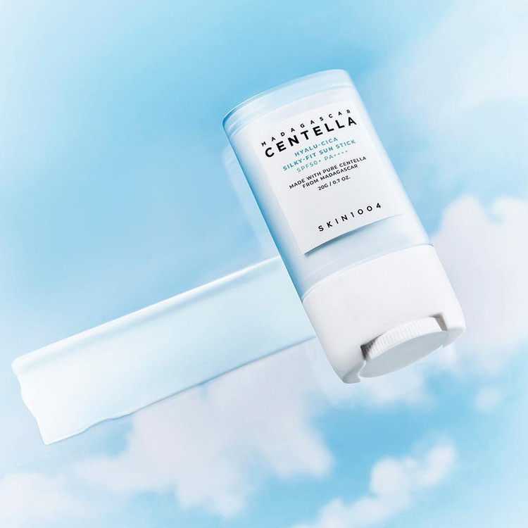 استیک ضد آفتاب بیرنگ سانتلا، SPF 50، مدل skin1004، مناسب انواع پوست با حجم 20 میلیلیتر، محافظتکننده در برابر اشعههای UVA و UVB، ضد حساسیت و مرطوبکننده، PA++++، روشنکننده، دارای فرمولاسیون عصاره مغذی و هیالورونیک اسید، با ماندگاری 3 ساعته
