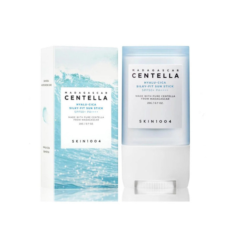 استیک ضد آفتاب بیرنگ سانتلا، SPF 50، مدل skin1004، مناسب انواع پوست با حجم 20 میلیلیتر، محافظتکننده در برابر اشعههای UVA و UVB، ضد حساسیت و مرطوبکننده، PA++++، روشنکننده، دارای فرمولاسیون عصاره مغذی و هیالورونیک اسید، با ماندگاری 3 ساعته