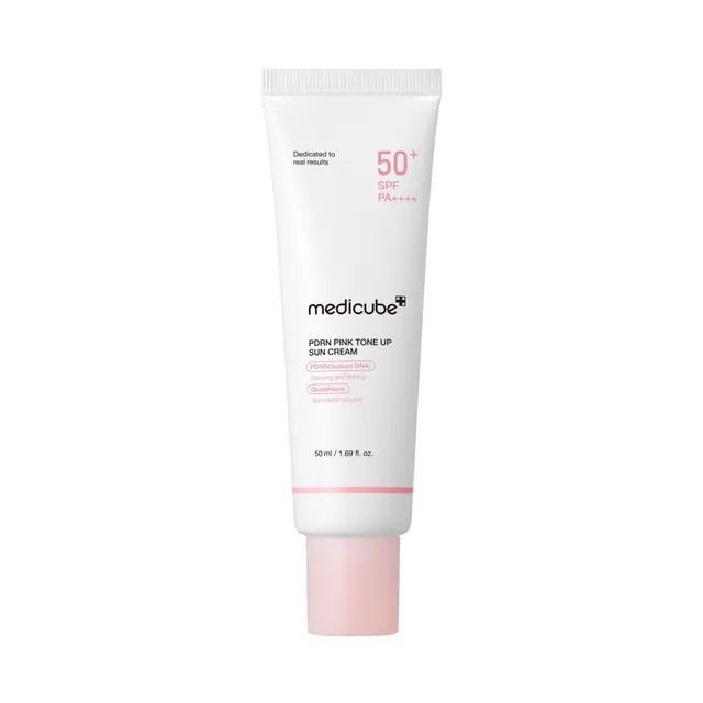 کرم ضد آفتاب بیرنگ دست و صورت مدیکیوب SPF 50 مدل tone up مناسب برای انواع پوست حجم 50 میلیلیتر