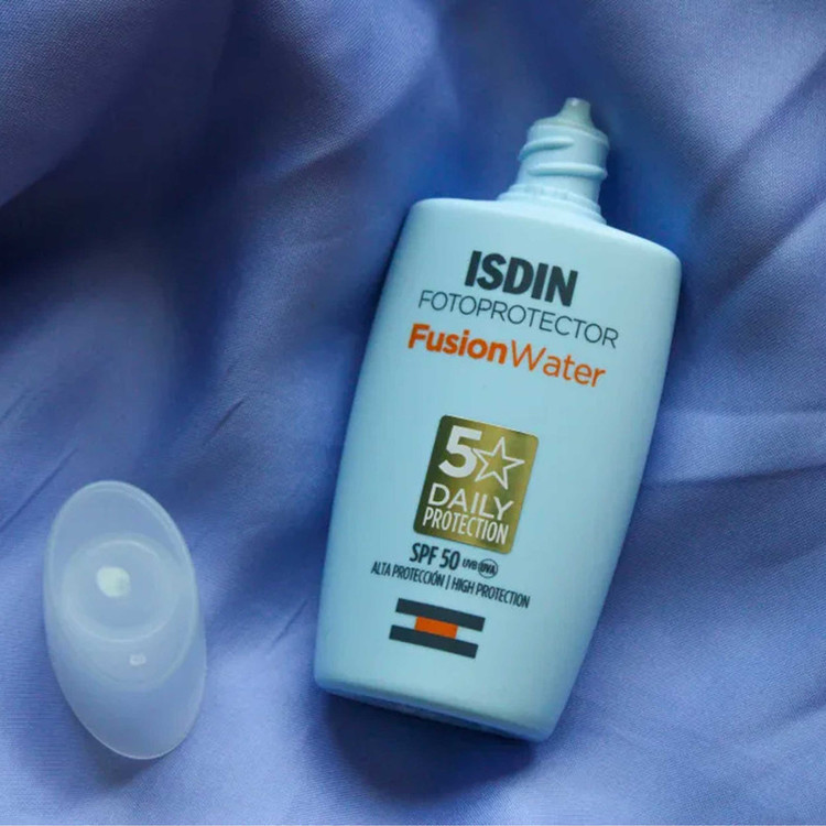 کرم ضدآفتاب بیرنگ ایزدین SPF50 مدل Fusion Water 5 Daily مناسب انواع پوست، حجم 50 میلیلیتر