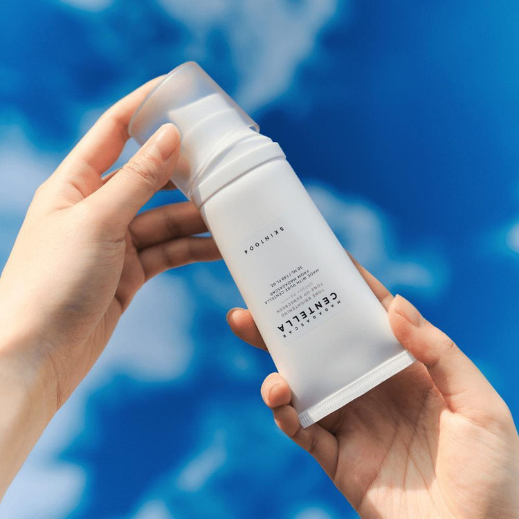 کرم ضد آفتاب رنگی سانتلا SPF 50 مدل TONE BRIGHTENING محافظ UVA ،UVB و PA+++ مناسب انواع پوست حجم 50 میلیلیتر