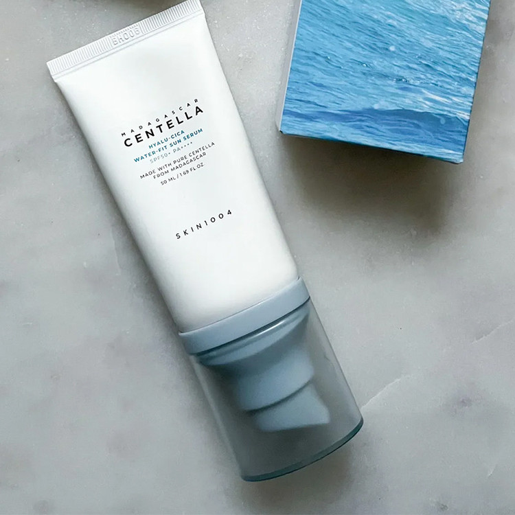 کرم ضد آفتاب بدون رنگ اسکین 1004 SPF 50 مدل Hyalu-Cica Water محافظ UVA ،UVB، مناسب برای انواع پوست، حجم 50 میلیلیتر
