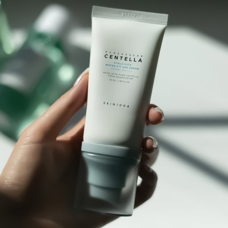 کرم ضد آفتاب بدون رنگ اسکین 1004 SPF 50 مدل Hyalu-Cica Water محافظ UVA ،UVB، مناسب برای انواع پوست، حجم 50 میلیلیتر