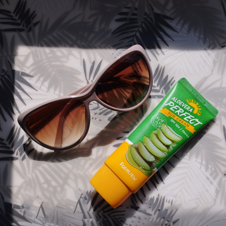 کرم ضد آفتاب بدون رنگ فارم استی SPF 50 مدل ALOEVERA مناسب انواع پوست حجم 70 میلی لیتر
