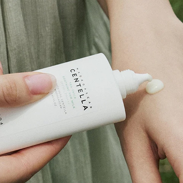 کرم ضد آفتاب بدون رنگ اسکین 1004 SPF 50 مدل TEA-TRICA محافظ UVA ،UVB، مناسب برای انواع پوست، حجم 50 میلیلیتر
