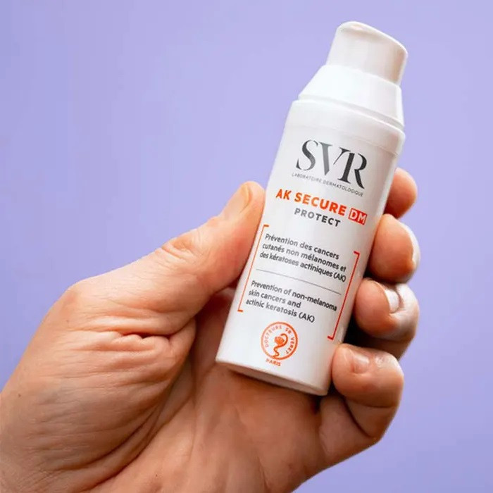 فلوئید ضد آفتاب بدون رنگ اس وی آر SPF50 مدل AK Secure DM محافظ UVA ،UVB و PA+++ و ضد حساسیت مناسب انواع پوست حجم 50 میلی لیتر