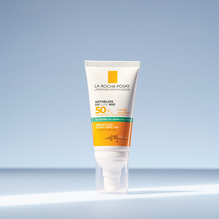 ژل کرم ضد آفتاب بیرنگ لاروش پوزای، SPF 50، مدل UVMune400 OilControl، مناسب پوستهای چرب، حساس و مختلط با حجم 50 میلیلیتر، ضد آب، محافظتکننده در برابر اشعههای UVA و PA ،UVB++++، ضد لک، دارای فرمولاسیون فاقد چربی و آنتی اکسیدان، با ماندگاری 2 ساعته