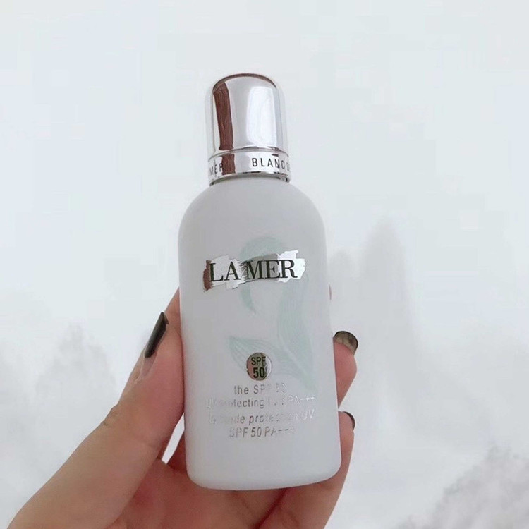 ضد آفتاب بی رنگ لامر SPF50 مدل Protecting Fluid مناسب انوع پوست حجم 50 میلی لیتر