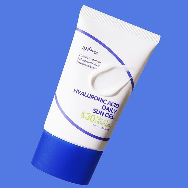 کرم ضد آفتاب بی رنگ ایزنتری SPF 30 مدل هیالورونیک اسید محافظ UVA ،UVB، مرطوب کننده قوی، مناسب برای انواع پوست حجم 50 میلیلیتر