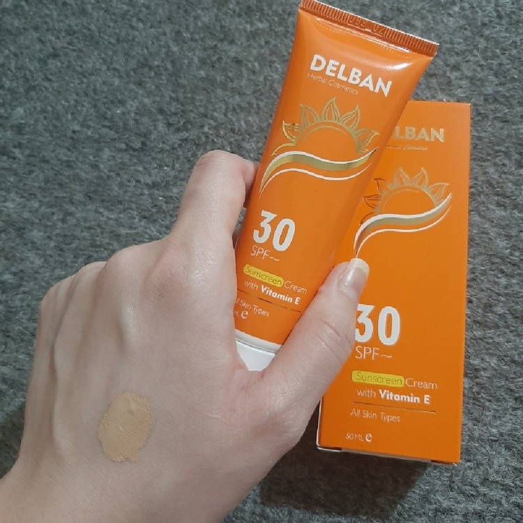 کرم ضد آفتاب رنگی دلبان SPF 30 مدل VITAMINE E مناسب برای انواع پوست حجم 50 میلی لیتر