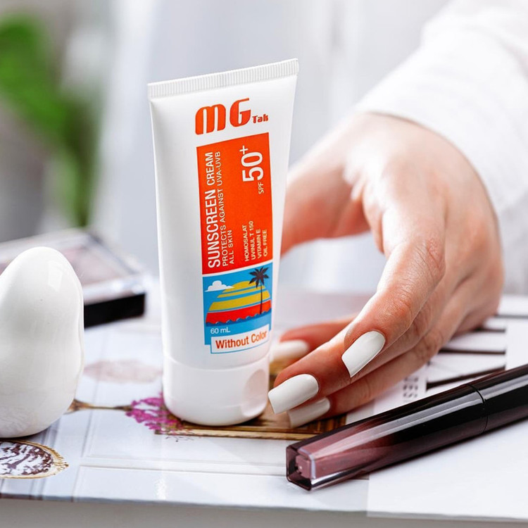 کرم ضد آفتاب بدون رنگ ام جی تک SPF 50 مدل آلوئه ورا و ویتامین E محافظ UVA و UVB ، آبرسان ، نرم کننده و ضد آب ، مناسب انواع پوست حجم 60 میلی لیتر