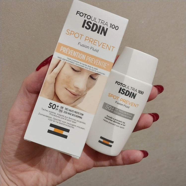 کرم ضد آفتاب بدون رنگ ایزدین SPF 50 مدل Spot Prevent Fusion Fluid مناسب انواع پوست حجم 50 میلیلیتر