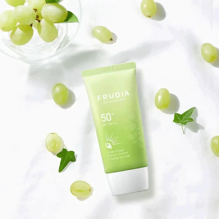 ژل ضد آفتاب بی رنگ فرودیا SPF 50 مدل Green Grape مناسب پوستهای چرب و مختلط حجم 50 میلیلیتر