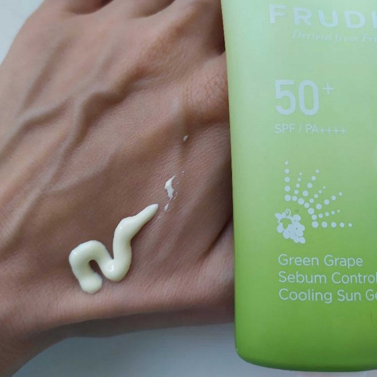 ژل ضد آفتاب بی رنگ فرودیا SPF 50 مدل Green Grape مناسب پوستهای چرب و مختلط حجم 50 میلیلیتر