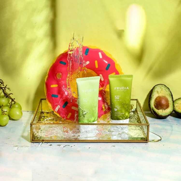 ژل ضد آفتاب بی رنگ فرودیا SPF 50 مدل Green Grape مناسب پوستهای چرب و مختلط حجم 50 میلیلیتر