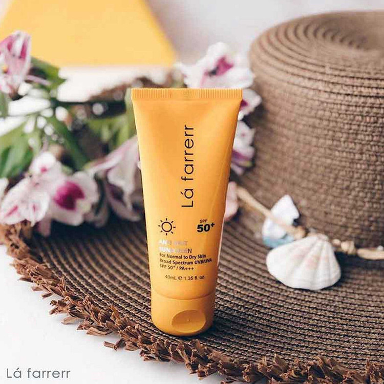 کرم ضد آفتاب بی رنگ لافارر SPF50 مدل 50 مناسب پوست های چرب حجم 40 میلی لیتر مجموعه 2 عددی