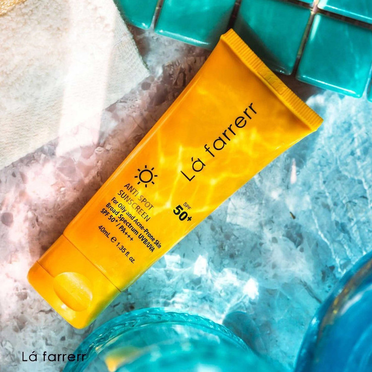 کرم ضد آفتاب بی رنگ لافارر SPF50 مدل 50 مناسب پوست های چرب حجم 40 میلی لیتر مجموعه 2 عددی
