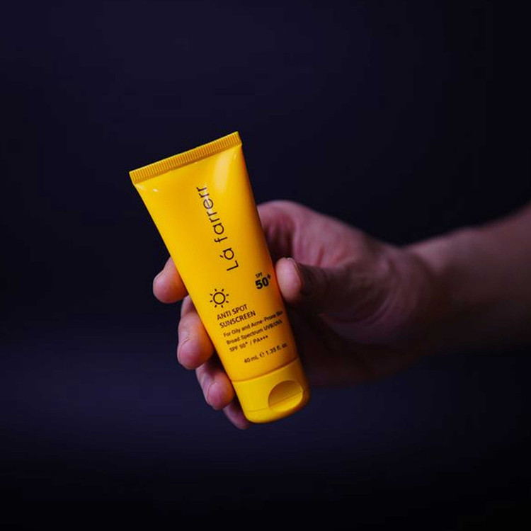 کرم ضد آفتاب بی رنگ لافارر SPF50 مدل 50 مناسب پوست های چرب حجم 40 میلی لیتر مجموعه 2 عددی