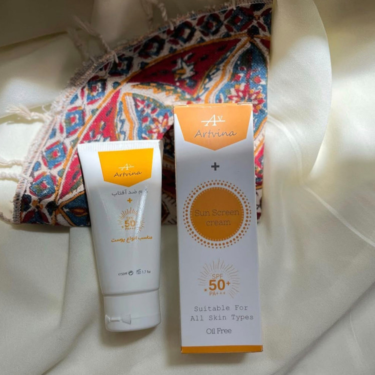 کرم ضد آفتاب بیرنگ آرت وینا، SPF50، مدل vitamin، مناسب انواع پوست با حجم 50 میلیلیتر، محافظتکننده در برابر اشعههای UVA و PA ،UVB+++، ضد چروک و روشنکننده، با ماندگاری 2 ساعته