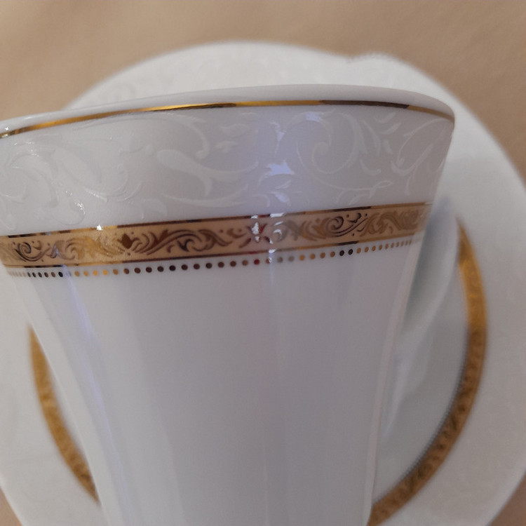 ست فنجان و نعلبکی 12 پارچه مناسب برای 6 نفر چینی تقدیس مدل لب طلایی کد 05